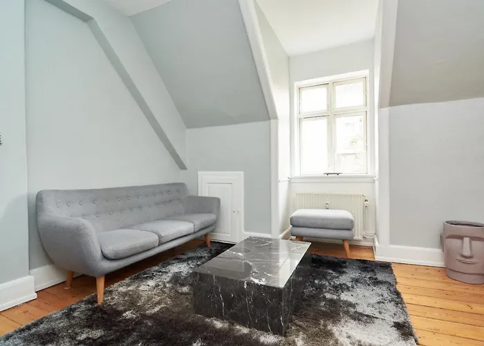 Stylish 5 Person In Vibrant Urban Area